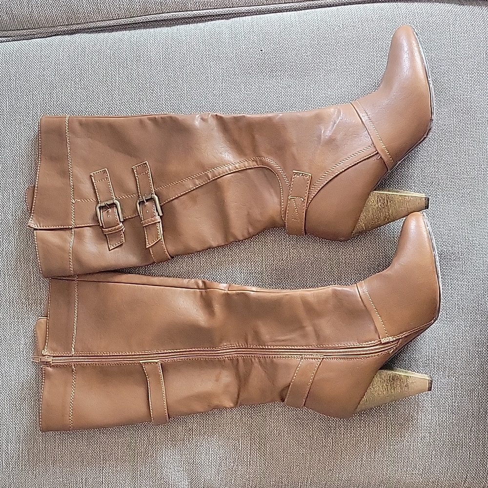 Womans knee high Boots Size 9